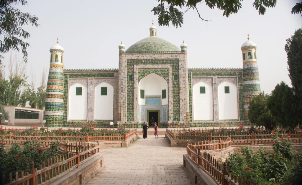 Women dressed as tour guides near the mausoleum's entrance